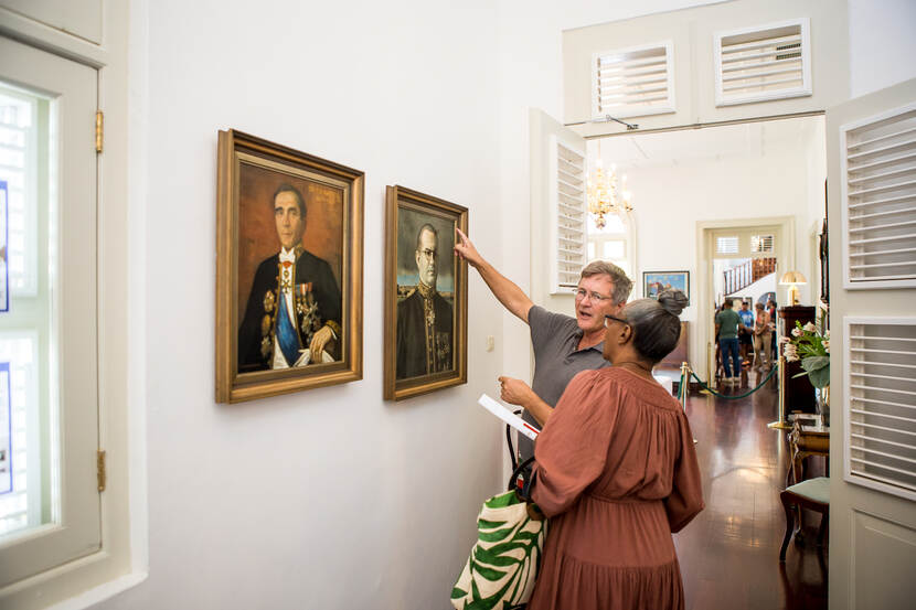 Un bishitante di e apertura ta den kòmbersashon ku direktor di gabinete. Nan ta pará den e galeria di pòrtrèt den Kas di Gobernador, den kua awor tin e pòrtrètnan di Gobernadornan Kolonial.