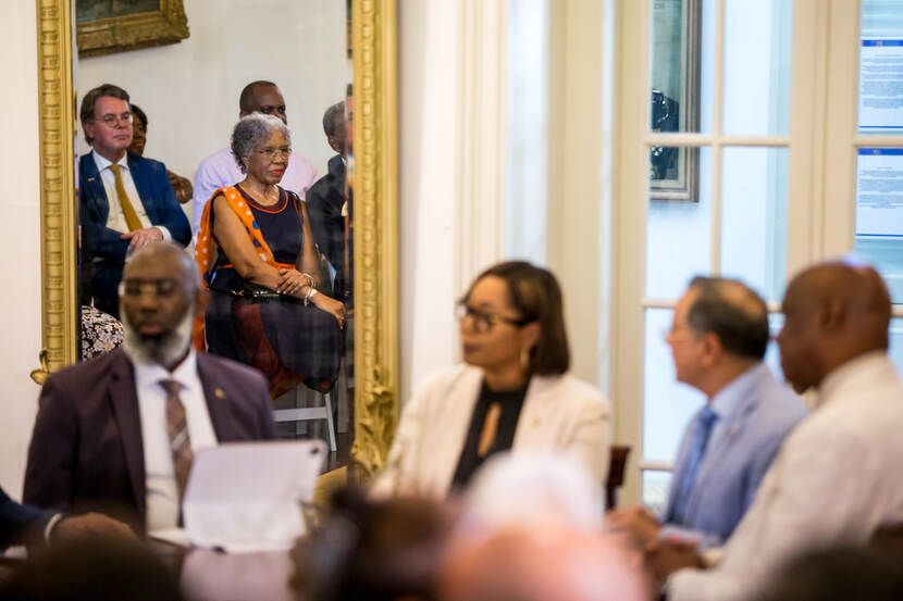 Un pòrtrèt ku partisipantenan di e kòmbersashon di mesa rondó, ku den spiel tambe un bista riba Gobernador i su esposo.
